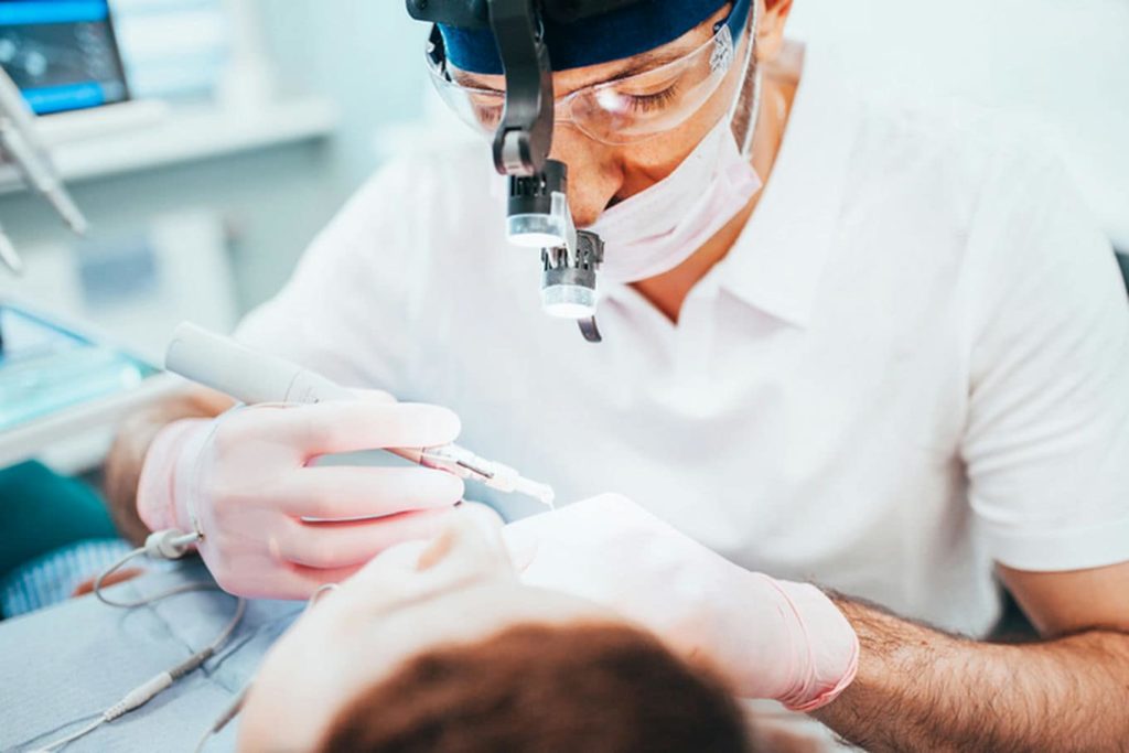 Metody odbudowy kości przed założeniem implantów zębowych – co warto wiedzieć?